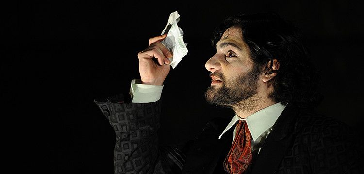 Edgar Eckert als Alexej Iwanowitsch. Foto: Sebastian Hoppe