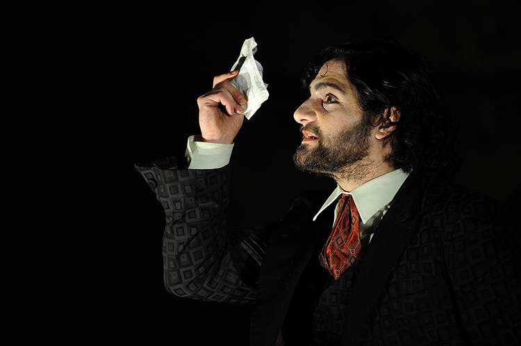 Edgar Eckert als Alexej Iwanowitsch. Foto: Sebastian Hoppe