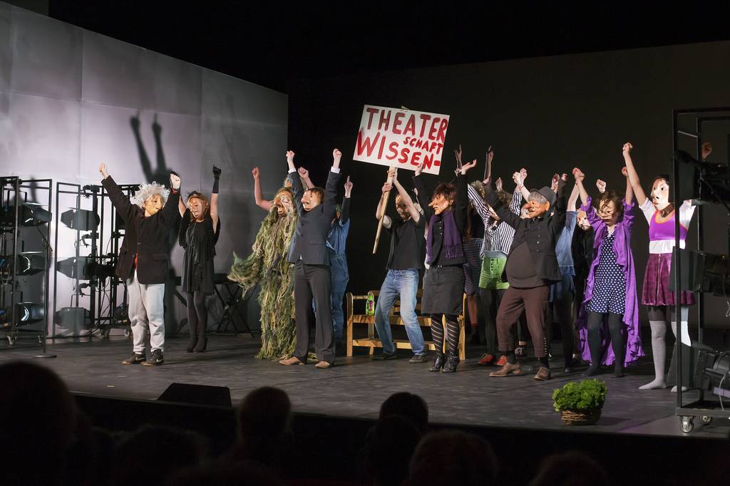 Das Maskenseminar der Theaterwissenschaft auf der Großen Bühne. Foto: Rolf Arnold.