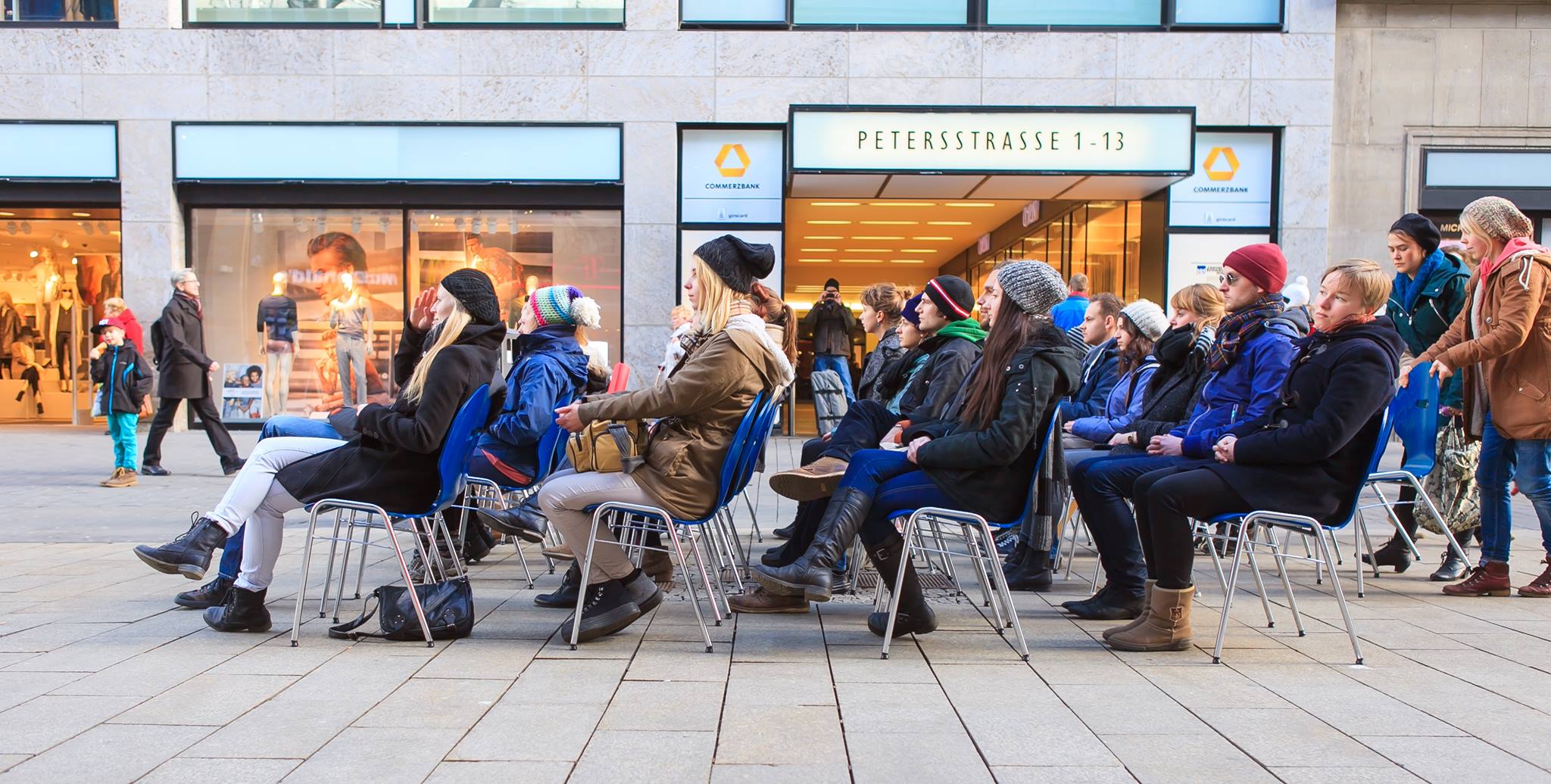 Stille Stühle in der Peterstraße. Foto: Swen Reichold.