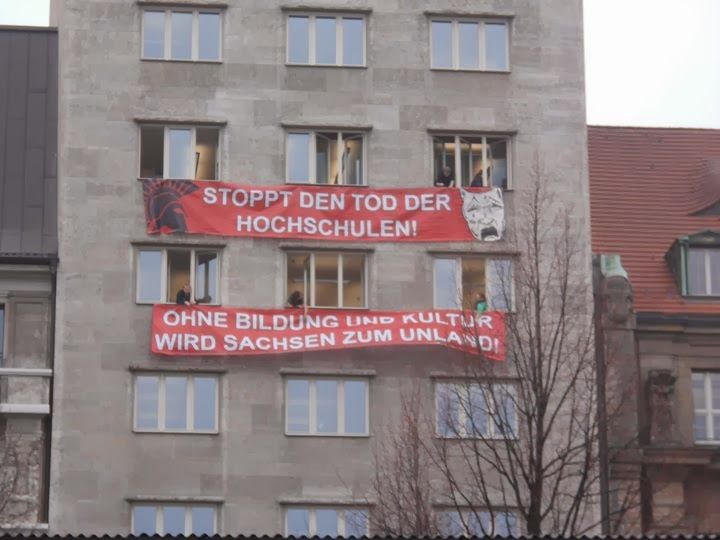 Protestbanner am Krochhochhaus (c) Fachschaft Theaterwissenschaft