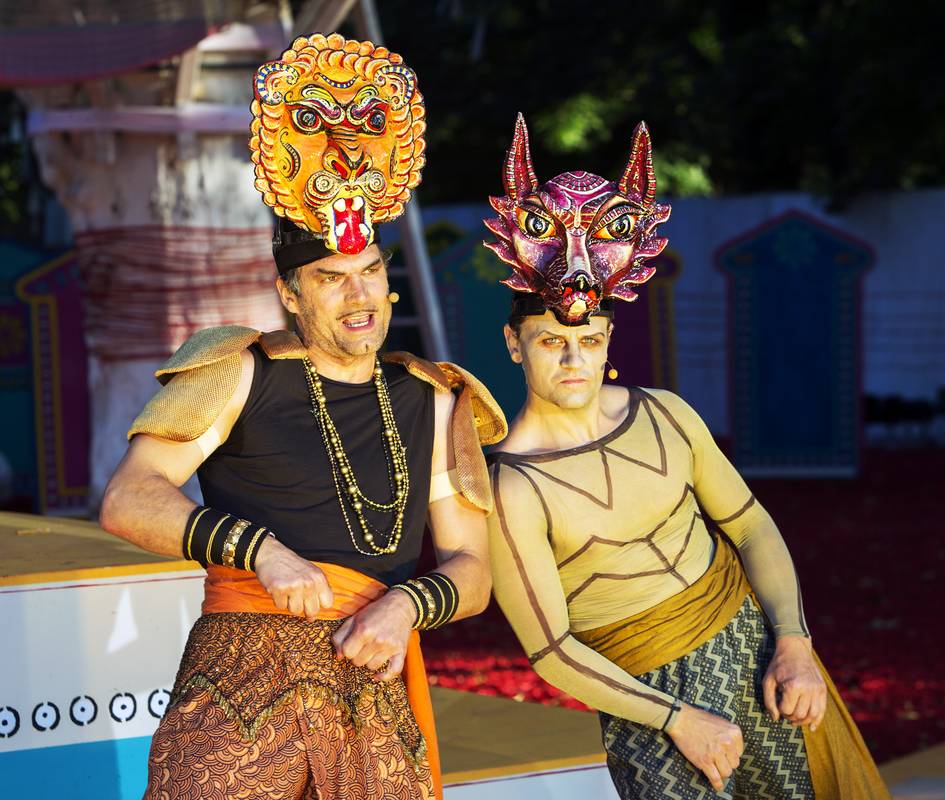 Shir Khan (Jonas Fürstenau) und Tabaki (Mathis Reinhardt).Foto: Rolf Arnold