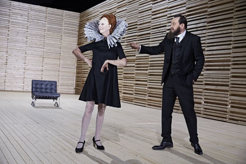 Der Kragen platzt (noch) nicht. Beatrice Frey und Markus John in MARIA STUART © Karl-Bernd Karwasz